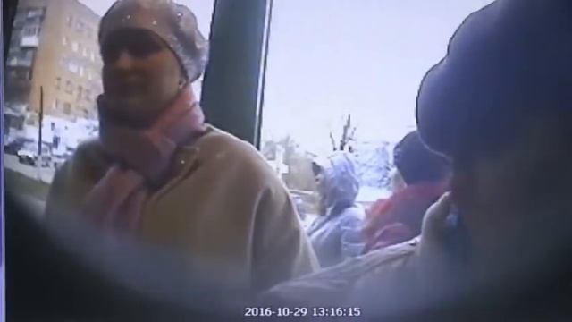 Полиция разместила видео мошенницы, которая забрала у пожилой женщины 20 000 рублей смотреть онлайн