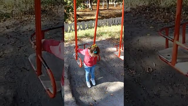 Качели на детской площадке. Осенняя пора, листья, каштаны. смотреть онлайн