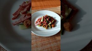 Салат с зелёным горошком, копчёной колбасой