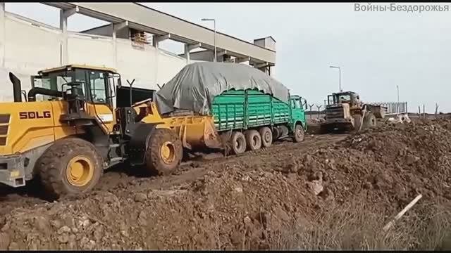 Вытаскиваем или выкапываем грузовик Нино Погрузчиком, грузовик Нино.