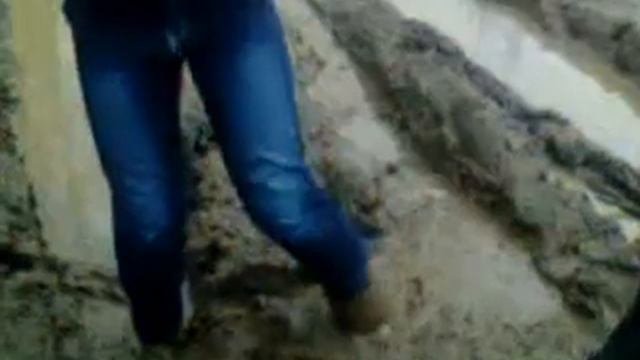 мальчик застрял в грязи1
