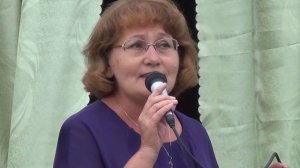 На реке лежат туманы все в прохладной синеве.