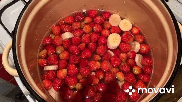 Компот с клубникой и бананом на зиму? ????#компот #рецепт #клубника #компотназиму
