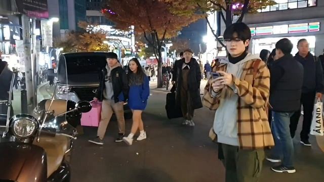 ВЕЧЕРНИЙ СЕУЛ /Район Хондэ/ КОРЕЙСКИЕ ПАРНИ - ПОЮТ И ТАНЦУЮТ. Seoul - night life 2020