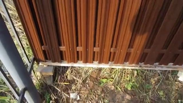 Забор из евроштакетника, очень просто.