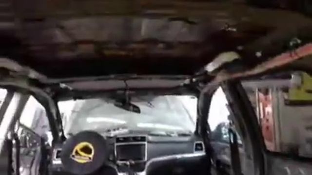 Первым слоем при шумоизоляции салона Хавал Н6 наносим виброизолятор Комфортмат