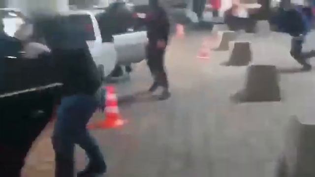 Во Владикавказе во время похищения невесты мужчина дважды упал вместе с ней смотреть онлайн