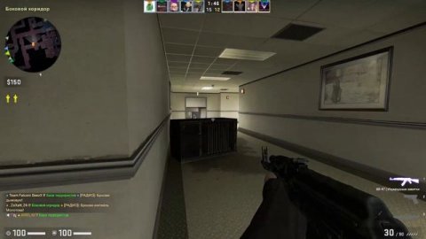 Киберспортсмен играет ММ в Counter-Strike: Global Offensive