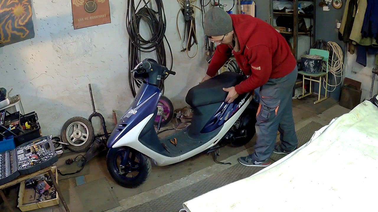 Перетяжка сидения мопеда/скутера смотреть онлайн