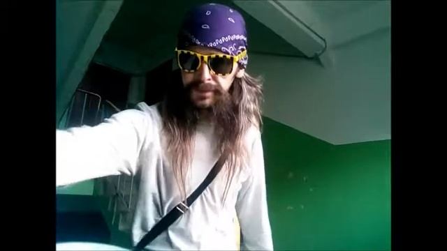 Супер длинноволосый мужик поёт сверх теноровые  ноты(До 3 октавы