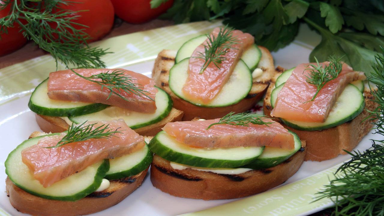 Бутерброды с сёмгой и огурцом. Вкусные бутерброды на праздничный стол