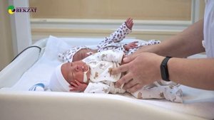 01 Как правильно одевать подгузник недоношенному и новорожденному ребёнку(рус)