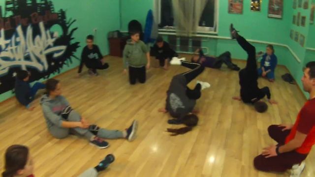 Мастер класс по брейку в "Hold the Rhythm" Hip-Hop Dance Studio г.Валки смотреть онлайн