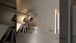 Гостиная, клеем обои и молдинги