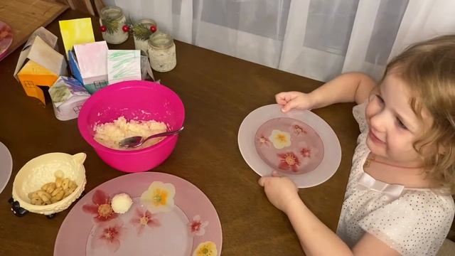 Напиток храбрости и вкусные снежки! Помогаем Деду Морозу найти дорогу, Готовим ему подарочки! смотреть онлайн