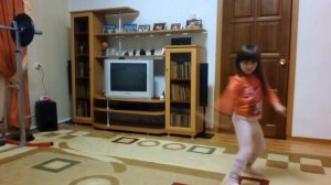 Девочка 5 лет танцует