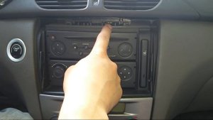 Renault Laguna 2 jak zdemontować klapkę maskującą radio.