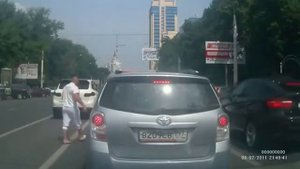 Черножопый на дороге против Русского