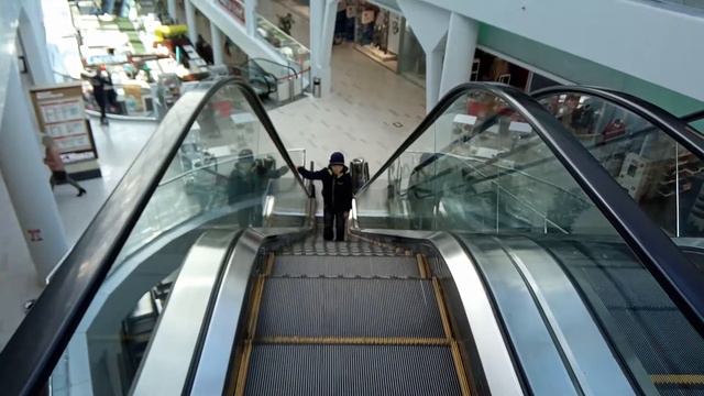 первый раз на эскалаторе. смотреть онлайн