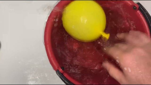 почему шарик не тонет в воде? кто скажет