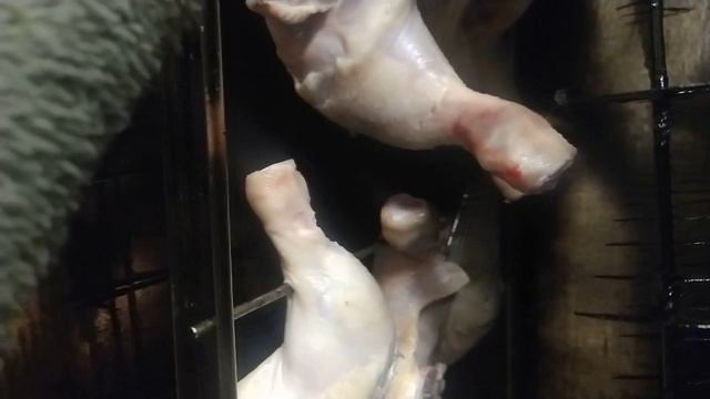 ОКОРОЧКА КУРИНЫЕ горячего копчения.mp4