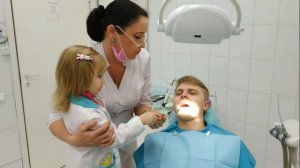 Супер зубной врач знакомит детишек со стоматологией
