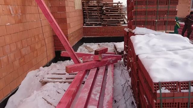 Стройка зимой . Монтаж кровли . Продолжаем класть мауэрлат .