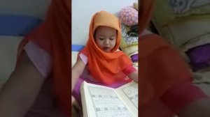 Маленькая девочка читает Коран