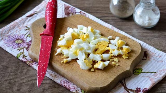 Луковый салат с яйцами