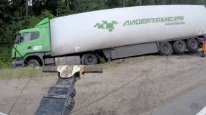 Грузовой эвакуатор. Фура на боку в обочине