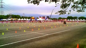 Впечатляющие гонки скутеров на парковке…