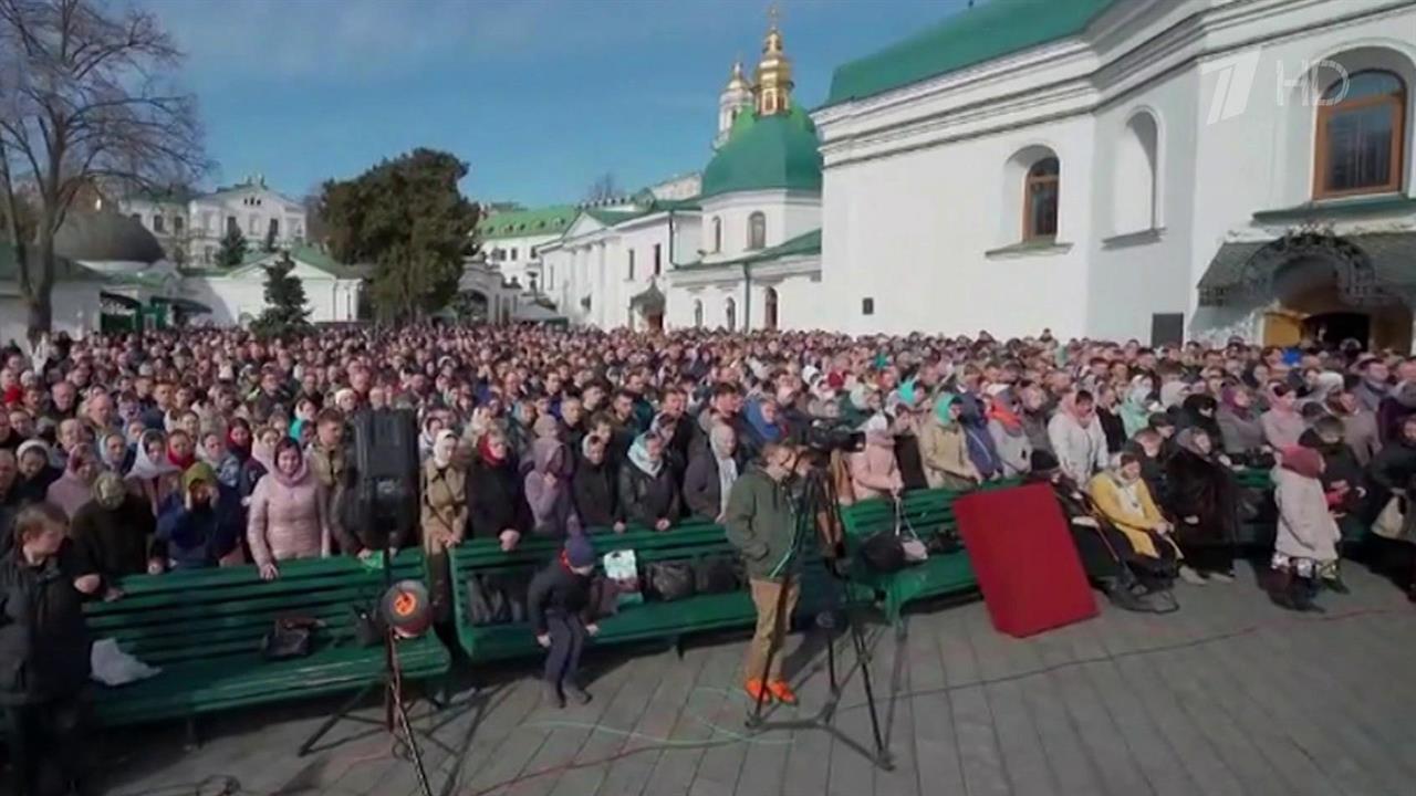 Тысячи верующих собрались на воскресное богослужение в Киево-Печерскую лавру