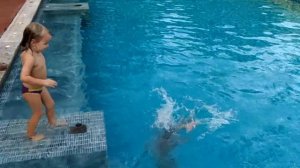 Уроки синхронного плавания, дети в бассейне