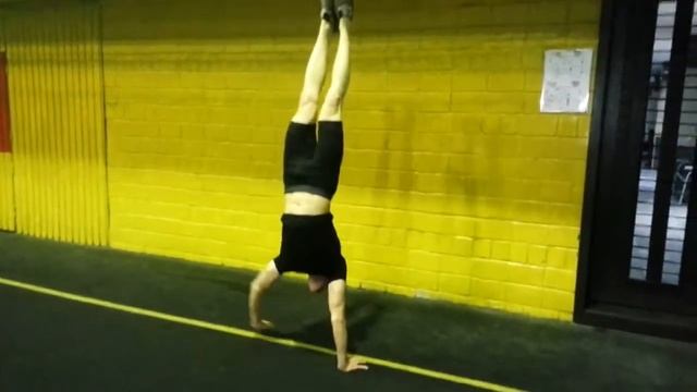 Плечи. Стойка на руках, отжимания смотреть онлайн