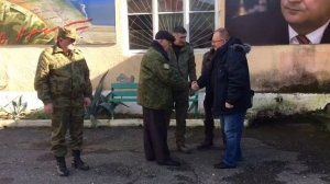 Руководитель штаба полковник Вадим Николаевич Мироненко вручил доброльцу ветерану Георгиевский крест