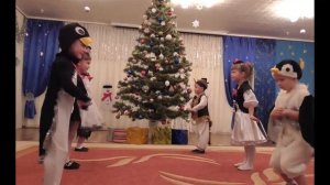 Веселый, очень забавный  танец пингвинов