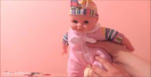 Мы с Алисой открываем игрушки куклу Барби и Малышки пупсика музыкального и играем с ними (кормим)