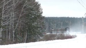 Пассажирский поезд проносится на скорости