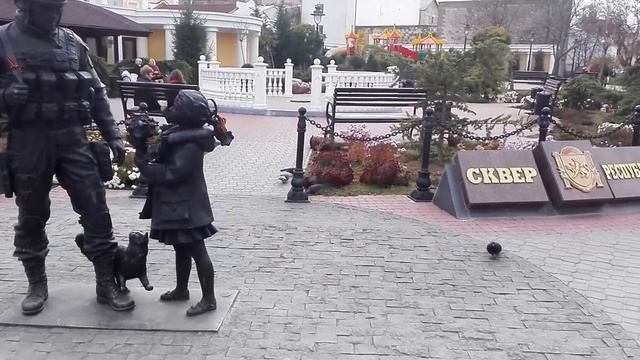 Вежливые люди памятник в в центре Симферополя