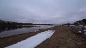 Жизнь в деревне. Мужики у реки. Лебеди пошли на север. Ледоход начался.