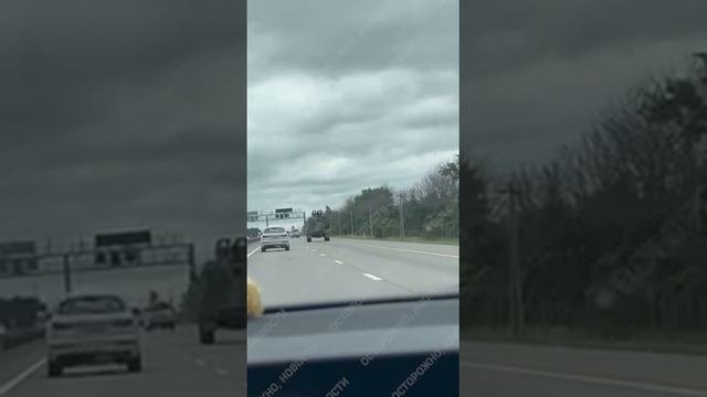 Длинные колоны военной техники с флагами ЧВК и России продолжают отходить из Воронежской области.