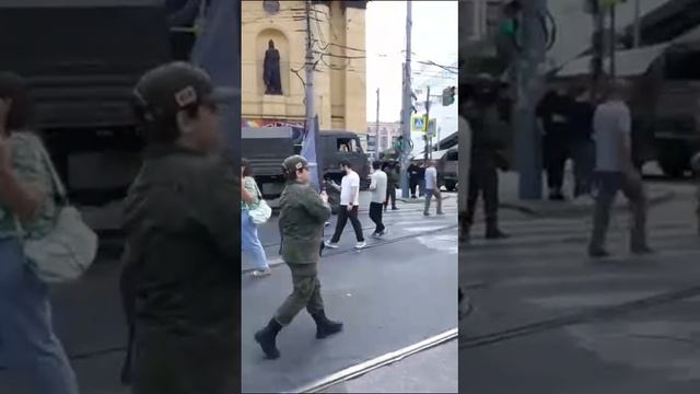 Ростов. Мятежный мальчик с мятежным флагом мятежного Вагнера.
