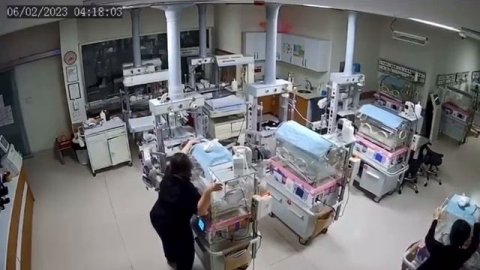 Во время землетрясения в Газиантепе две медсестры защищают младенцев в инкубаторах