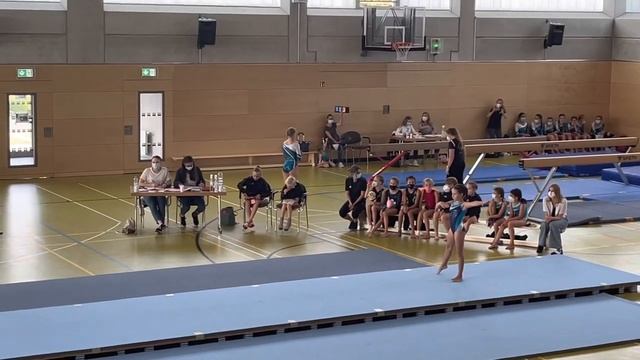 Соревнования по спортивной гимнастики в период короны в Германии.Спорт.Бедные дети в масках! смотреть онлайн