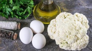 Омлет с цветной капустой на сковороде