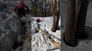 Настя и Вика гуляют в лесу, качаются на качелях и переходят овраг по бревну. Детский канал