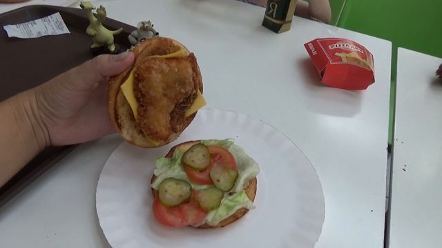 Игрушки в детских наборах из "Ледникового периода" в кафе "Pizza дня"! Toys in the cafe "Pizza day" смотреть онлайн