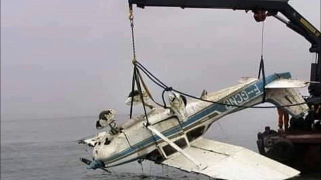 Достали со дна самолет Сали :( нашли тело Сали:(((
