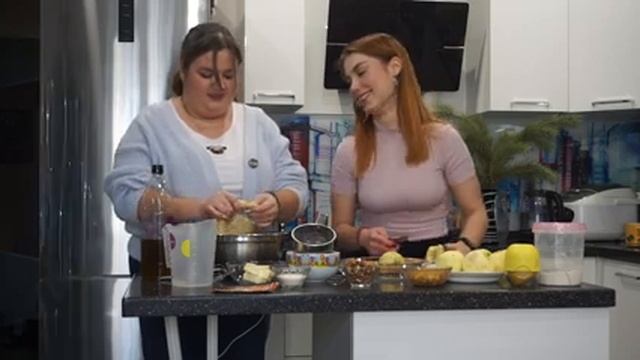 Cooking вместе с Викой : готовим яблочный штрудель, говорим о КВНе смотреть онлайн