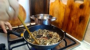 Грибы тушеные со сметаной в горшочке (жульен)